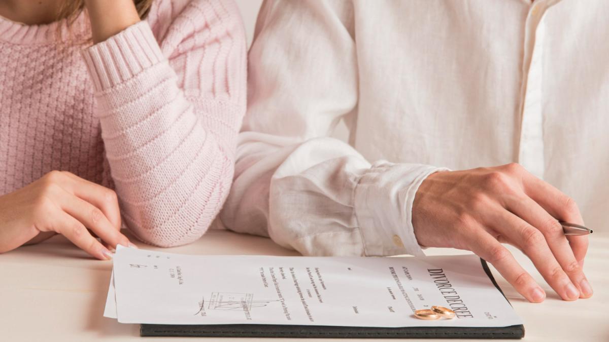 close-up-couple-with-divorce-decree