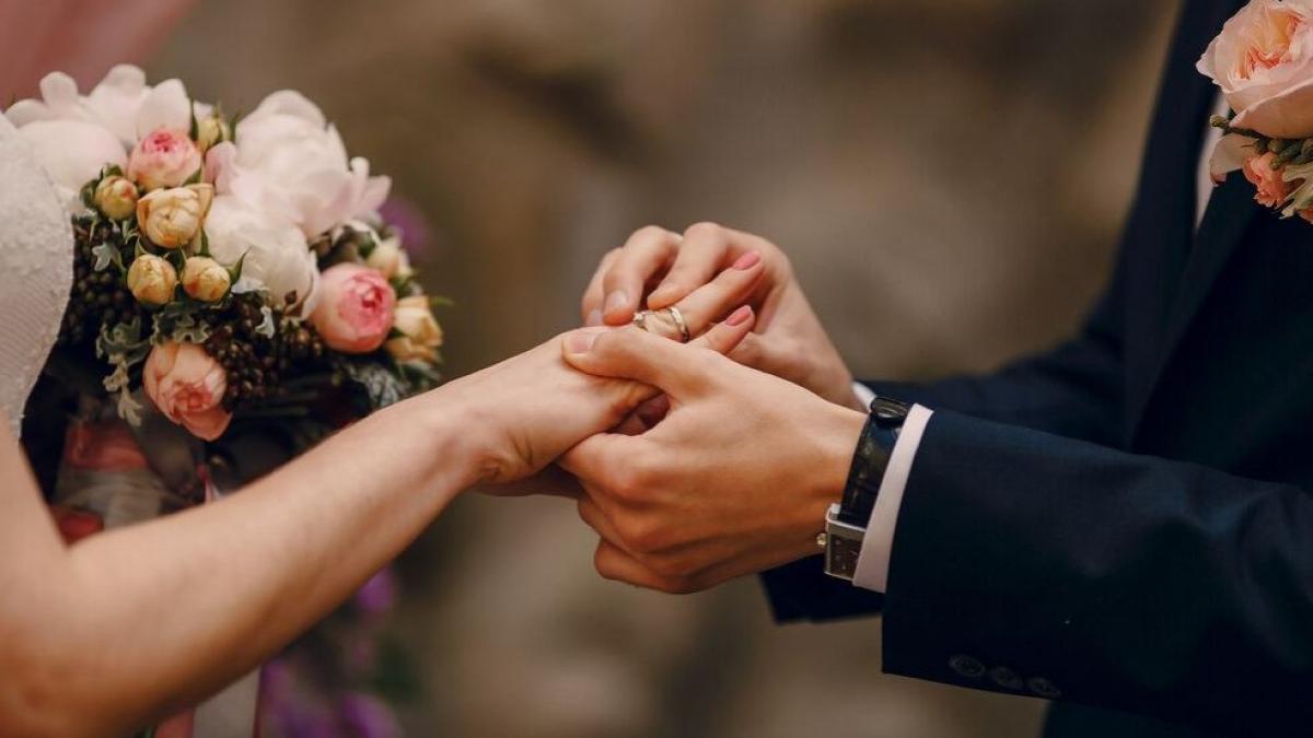 o-femeie-s-a-gandit-cum-sa-faca-rapid-si-usor-bani-mergea-la-diferite-nunti-si-fura-cadourile-mirilor