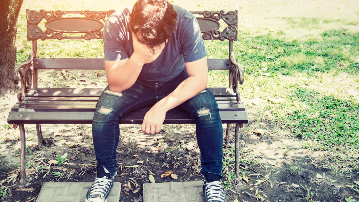 adolescent-tanar-abandonat-trist