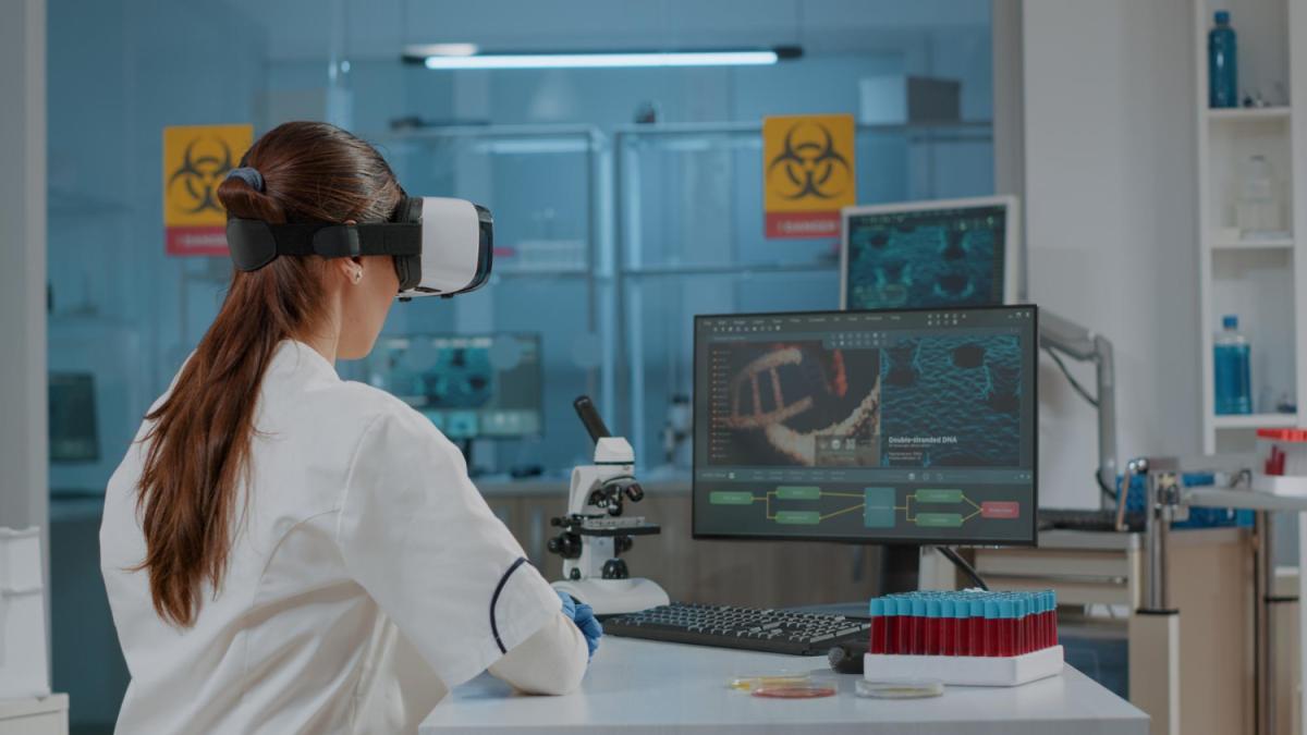 microbiology-specialist-using-vr-glasses-laboratory-work-science-experiment-development-scientist-working-with-virtual-reality-headset-research-lab-futuristic-presentation