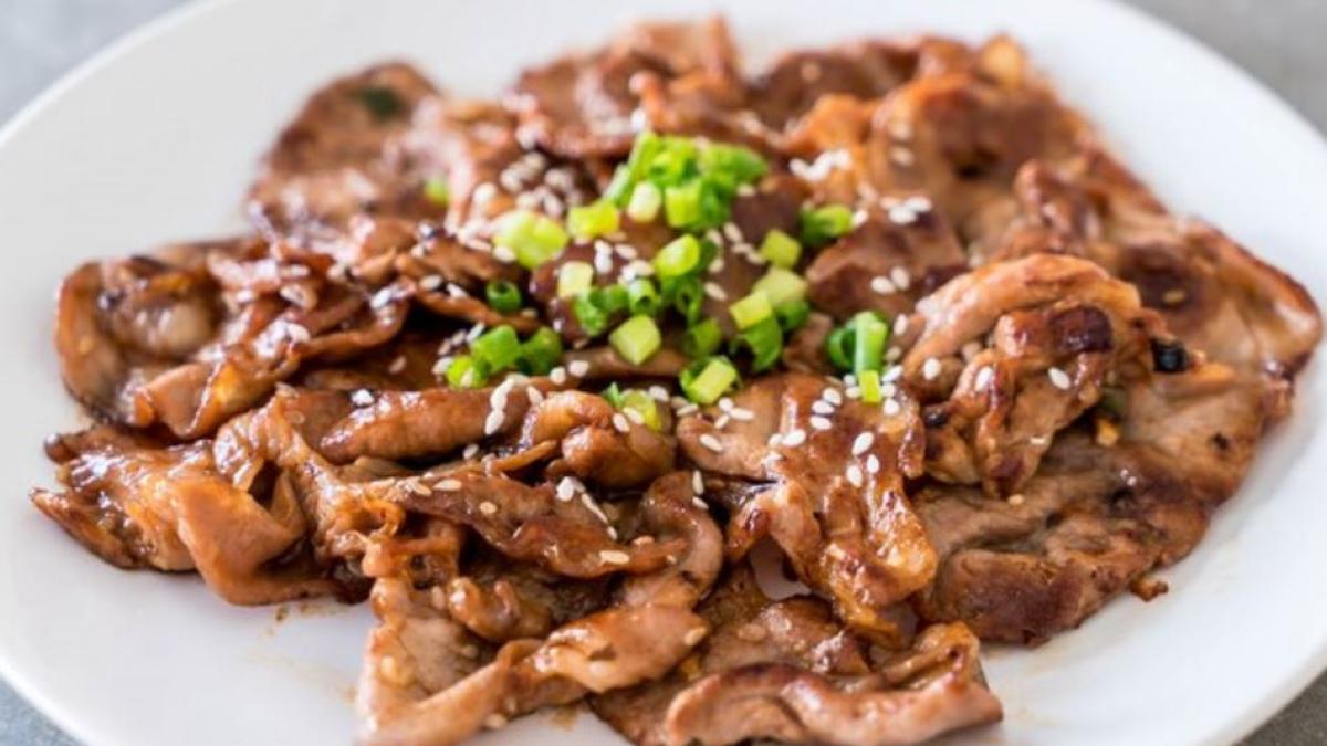 friptura-de-porc-in-sos-aromat-si-picant-cu-verdeata-proaspata--o-cina-copioasa-in-stil-asiatic