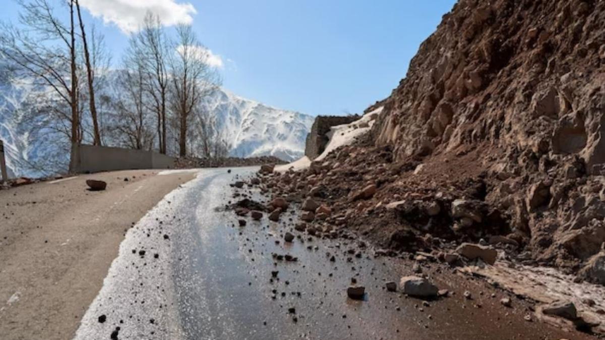 furtuni-puternice-in-tirol--o-masina--spulberata-de-o-alunecare-de-teren-pe-autostrada-brenner
