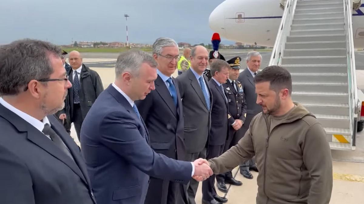volodimir-zelenski--intalnire-cu-presedintele-italiei--la-roma--presedintele-ucrainean-a-sosit-pe-aeroportul-ciampino---video