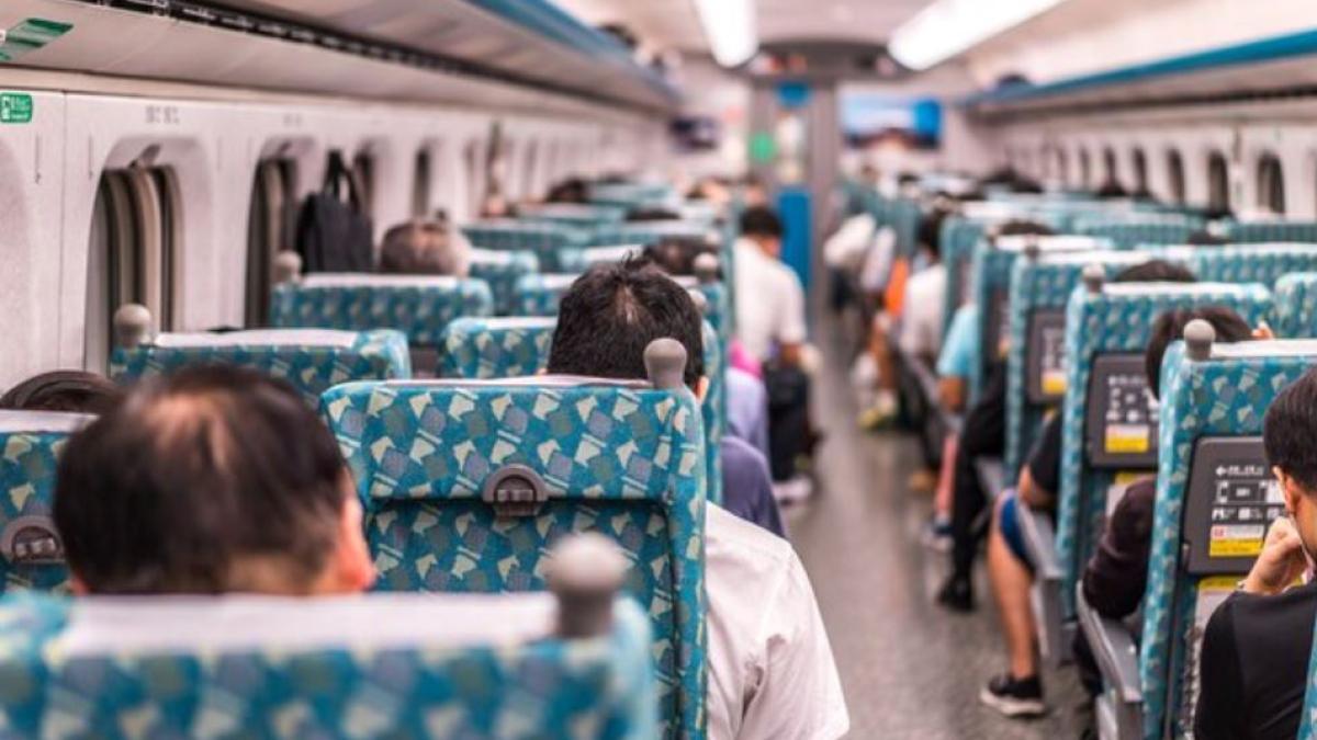 un-tiktoker-se-dadea-drept-controlor-de-tren-si-verifica-biletele-calatorilor--gestul-i-a-adus-un-dosar-penal