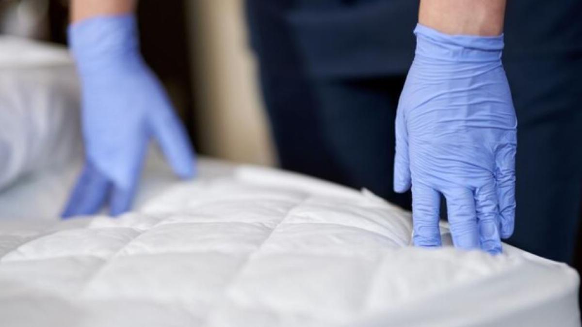 elimina-toate-impuritatile-si-petele-de-pe-saltea-cu-un-amestec-facut-in-casa--ai-nevoie-de-cateva-ingrediente