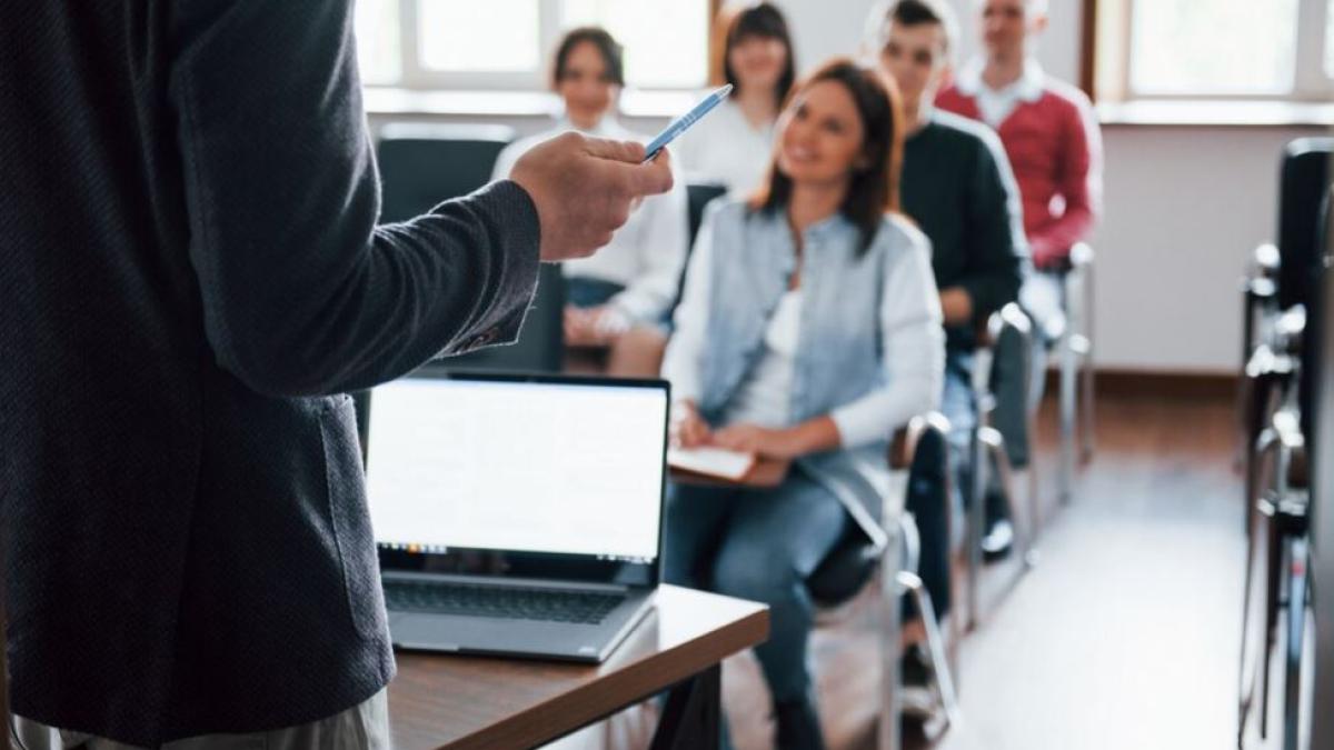 un-barbat-s-a-dat-drept-profesor-si-s-a-angajat-la-o-scoala-din-italia--a-fost-dat-de-gol-de-greselile-de-ortografie