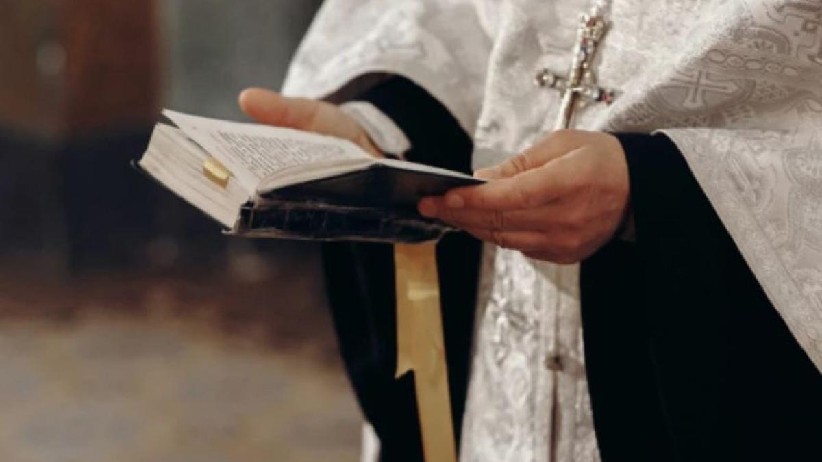 un-preot-a-abuzat-o-sexual--timp-de-trei-ani--pe-fiica-minora-a-concubinei-sale--barbatul-va-sta-ani-grei-la-inchisoare