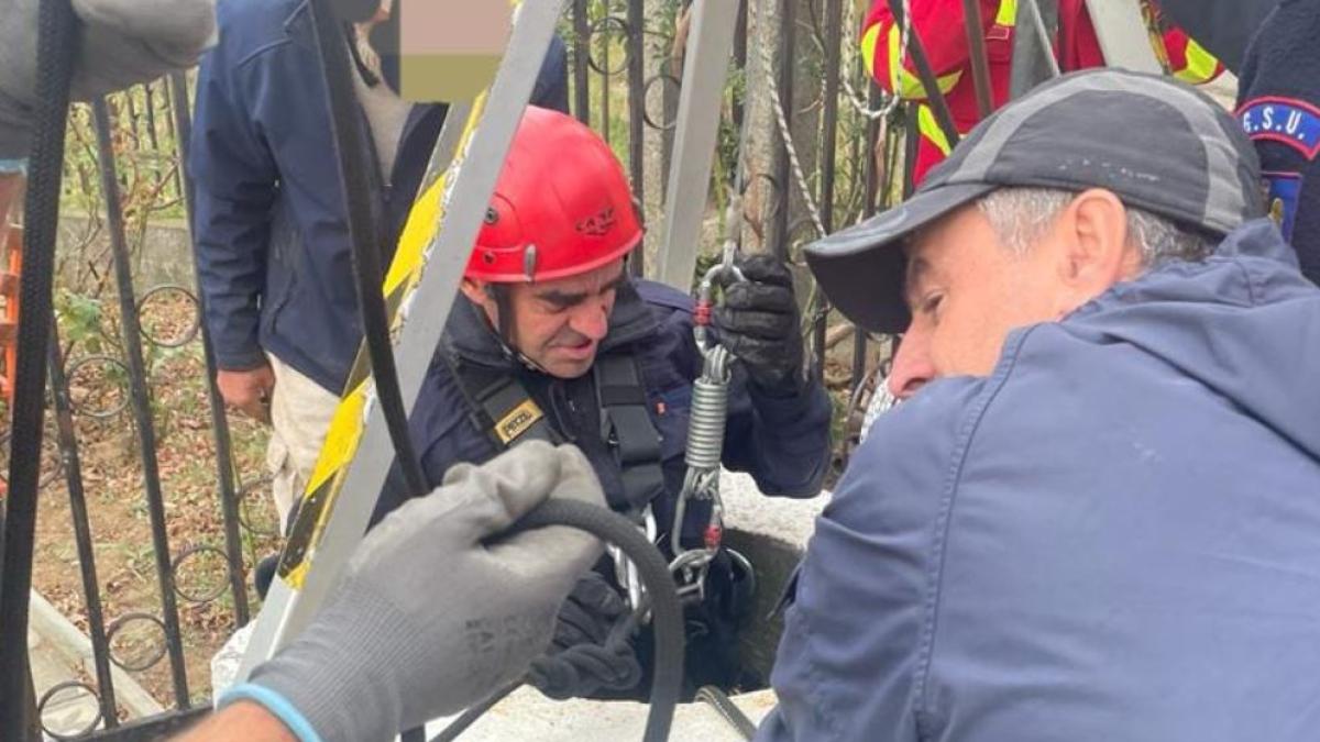 o-romanca-a-cazut-intr-o-fantana-adanca-de-10-metri_50330600