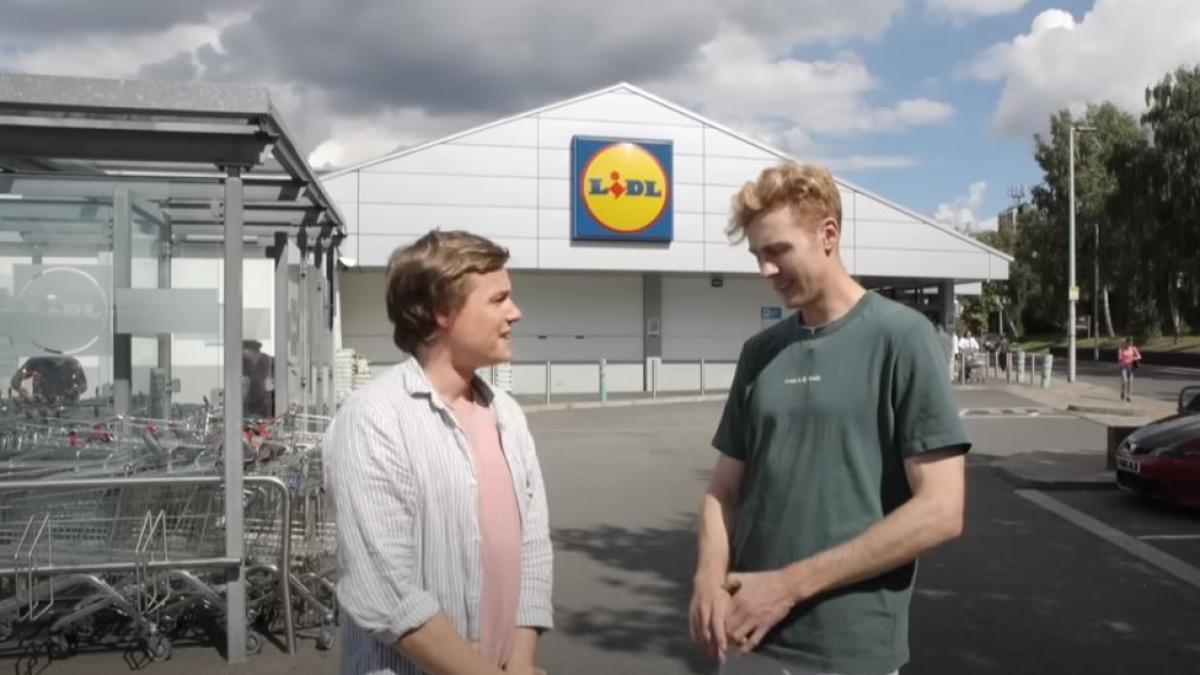 doi-britanici-au-zburat-in-polonia-pentru-cumparaturi---economisim-in-comparatie-cu-supermarketul-de-langa-casa