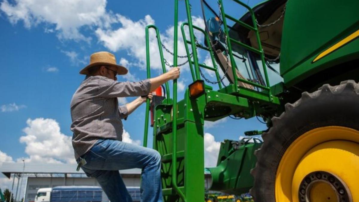 sofer-roman--arestat-de-europol--dupa-ce-a-furat-trei-tractoare-noi-din-danemarca--prejudiciu-de-335-000-de-euro_08914600