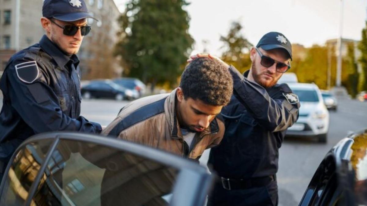 suparat-ca-a-fost-oprit-pentru-un-control--un-roman-din-italia-a-luat-la-bataie-carabinierii