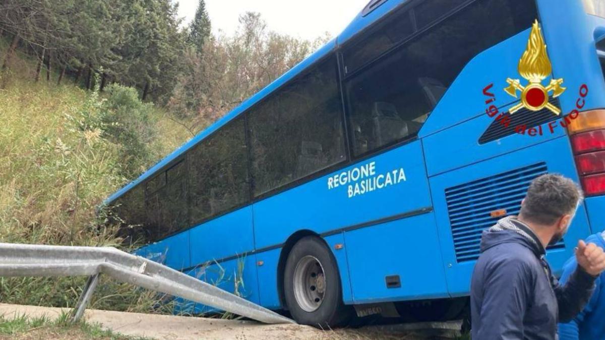 la-un-pas-de-tragedie-in-italia--un-autobuz-plin-de-elevi-a-derapat-intr-un-sant--26-de-persoane-au-fost-ranite_48752900