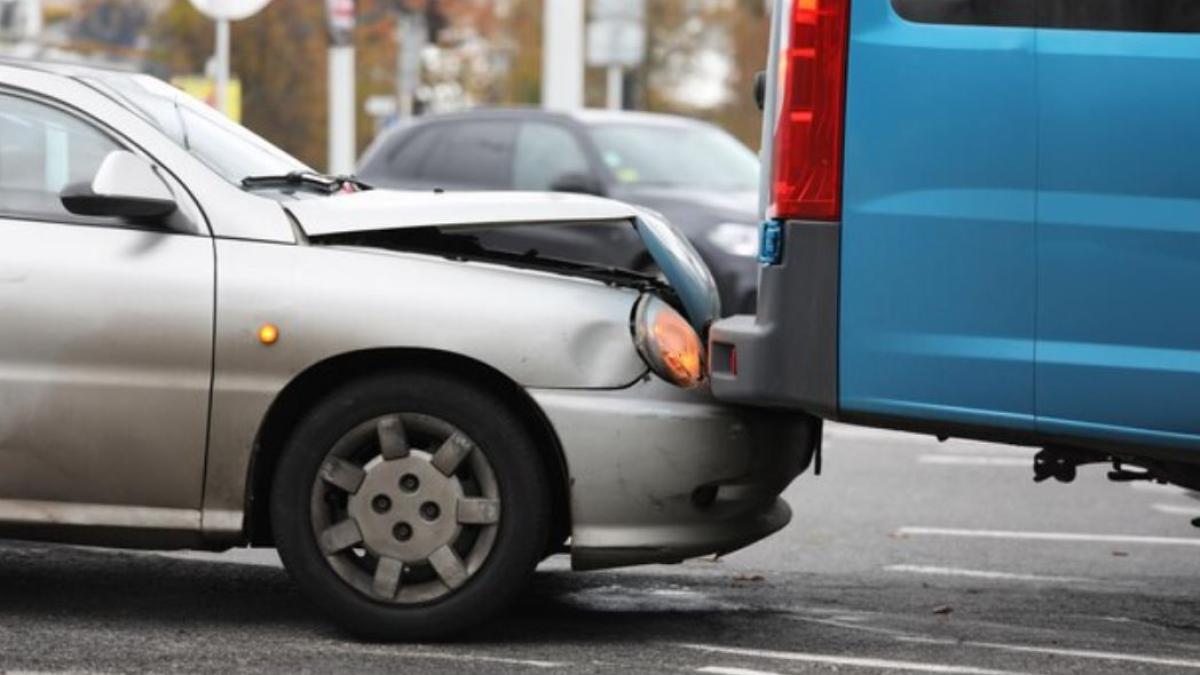 microbuz-cu-romani--implicat-intr-un-accident-rutier--o--femeie-a-fost-transportata-la-spital_64475900