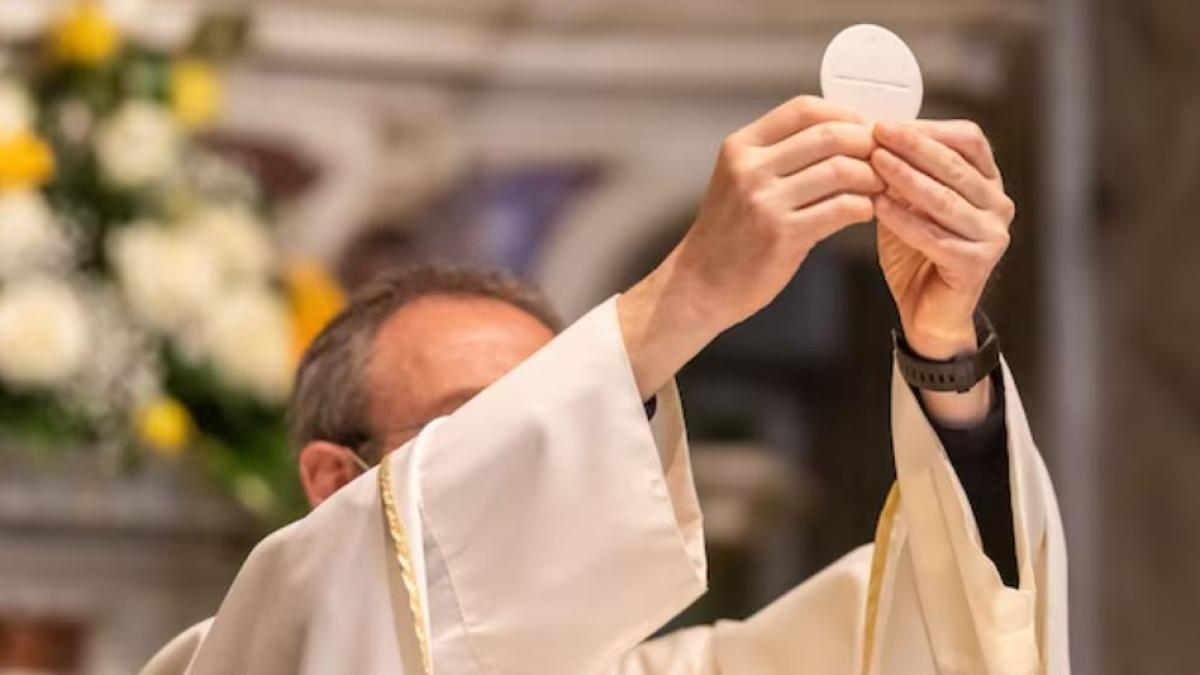 panica-intr-o-biserica-din-italia--un-roman-a-intrat-cu-o-butelie-de-gaz-in-timpul-slujbei--amenintand-ca-va-arunca-totul-in-aer_29705100