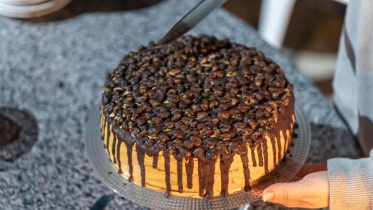 tort--cu-iaurt--perfect-pentru-o-aniversare--usor-si-rapid-de-preparat--desertul-este-deosebit-de-suculent_92219100