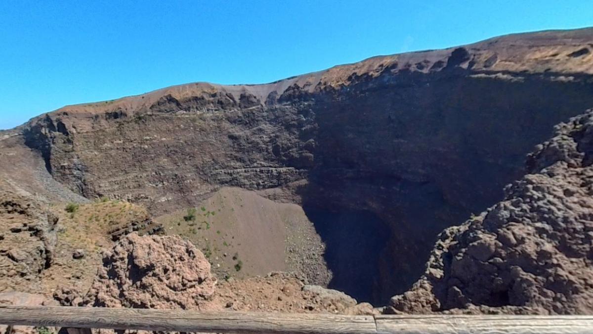 cercetatorii-sunt-ingrijorati-pentru-vezuviu-si-campi-flegrei-din-italia---ambii-vulcani-sunt-gata-pentru-o-eruptie_26350400