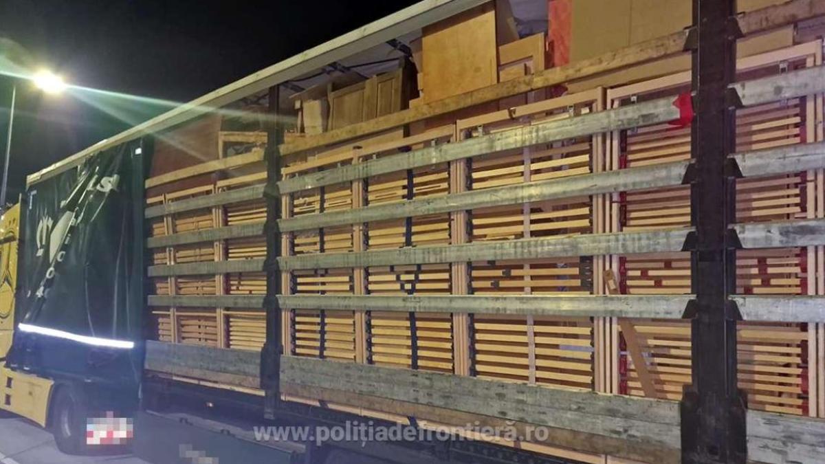 sase-camioane--incarcate-cu-peste-72-tone-de-deseuri-din-germania--olanda-si-cehia--oprite-la-intrarea-in-tara_34915600