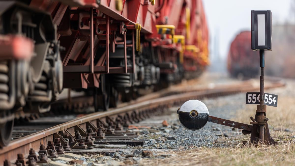 vagoanele-unui-marfar-au-deraiat--iar-alte-doua-s-au-rasturnat--traficul-feroviar-a-fost-restrictionat_48421600