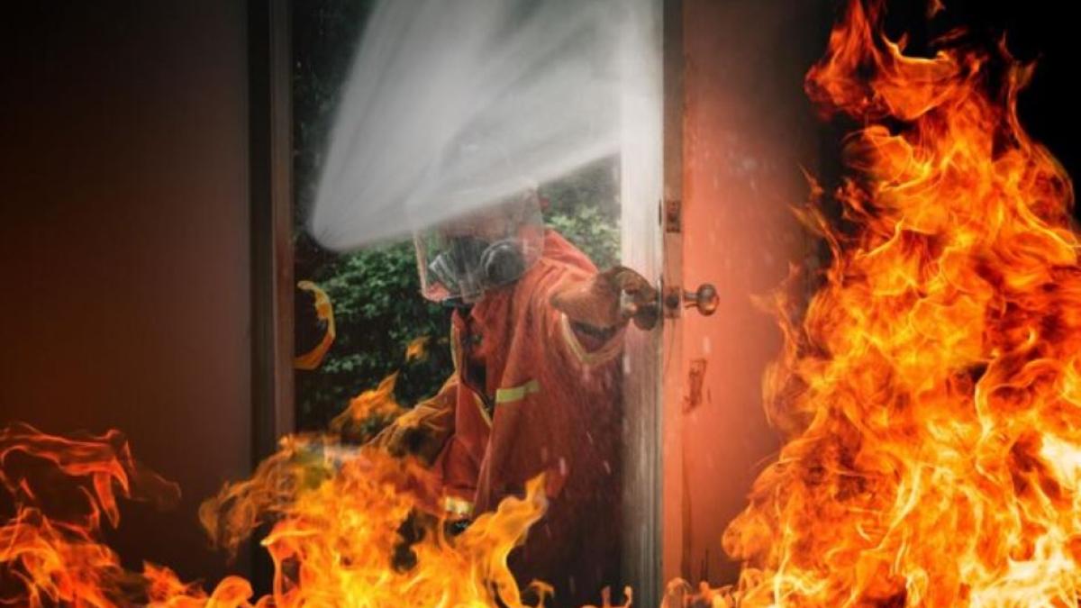 zeci-de-familii-de-romani-evacuate-din-bloc--dupa-ce-termoizolatia-de-pe-fatada-a-luat-foc_16527900