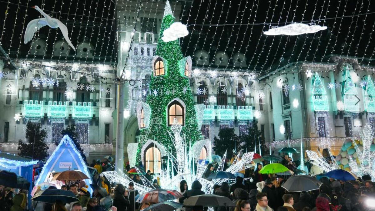 s-a-deschis-targul-de-craciun-din-craiova--sute-de-persoane-au-participat-la-aprinderea-celor-doua-milioane-de-luminite_04996500