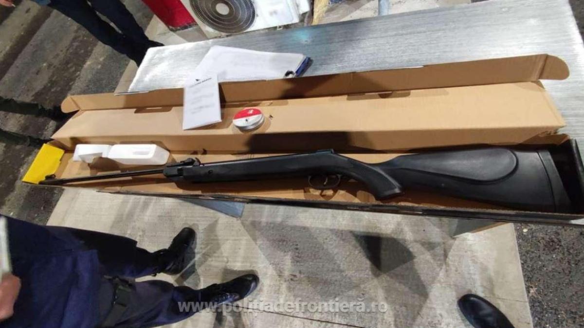 un-sofer-de-camion-a-incercat-sa-intre-in-tara-cu-o-arma-si-o-cutie-de-proiectile_42636500