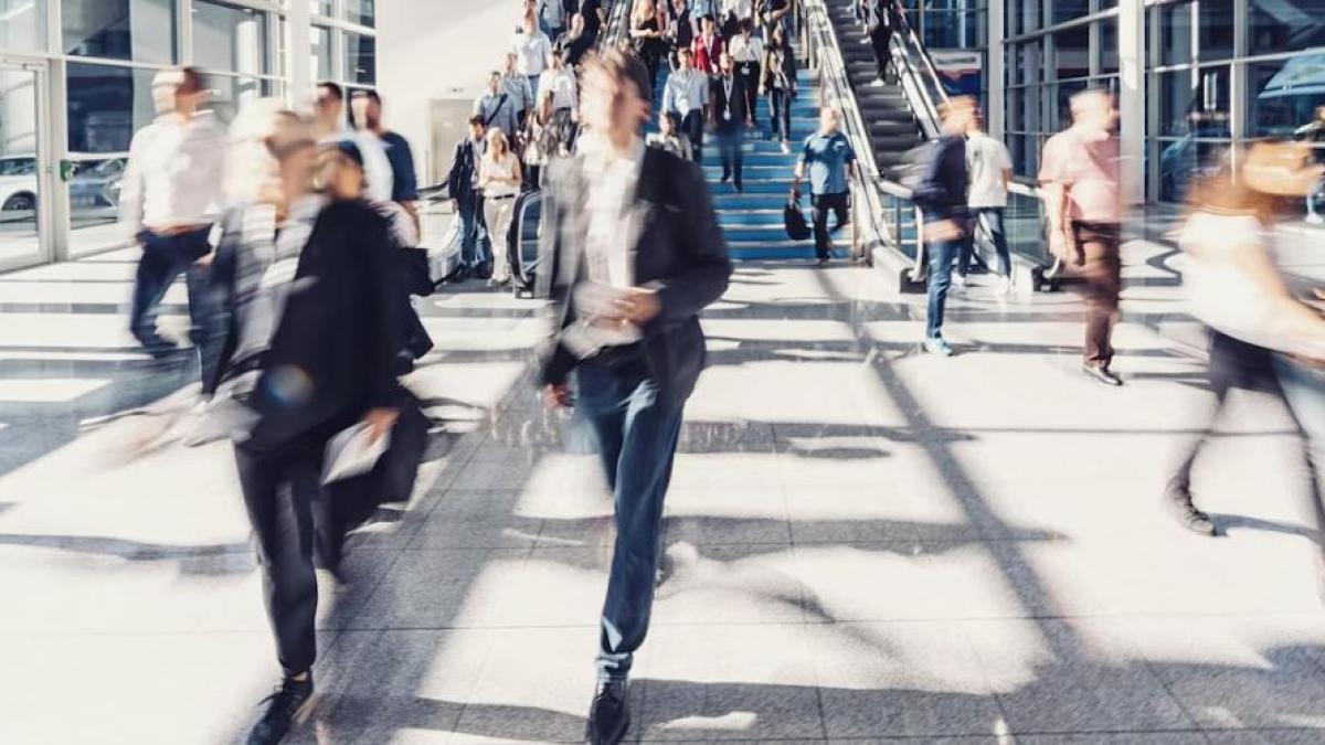 un-roman-din-viena-a-pus-la-cale-o-afacere-care-l-a-dus-dupa-gratii--vindea-diferite-produse-trecatorilor--explicand-ca-nu-le-poate-lua-in-avion_20020300