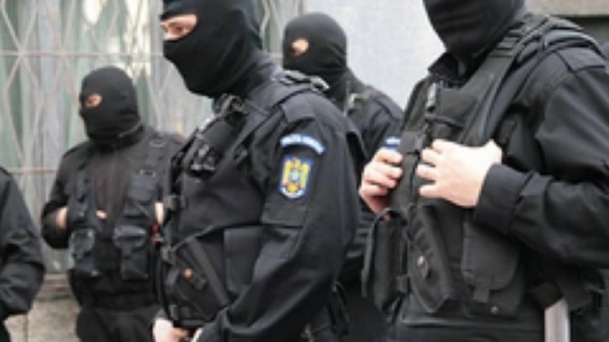 noua-romani-s-au-trezit-cu-mascatii-la-usa--perchezitii-intr-un-dosar-de-evaziune-fiscala