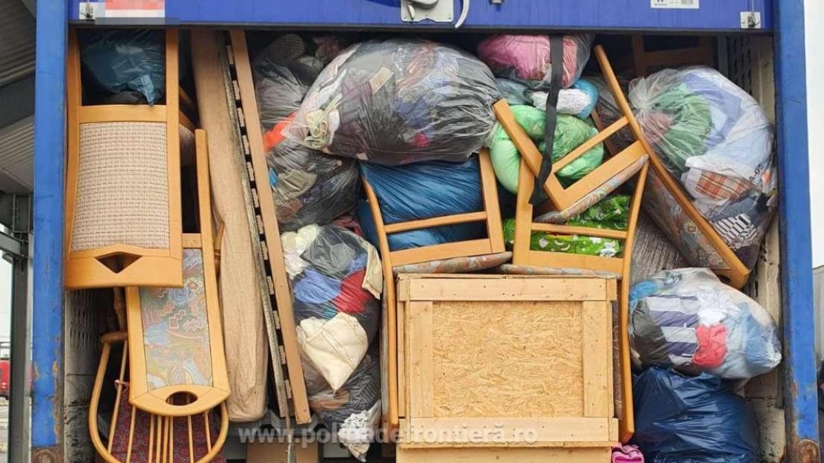 o-firma-din-italia-si-a-trimis-deseurile-in-romania--camionul-incarcat-cu-haine-si-mobila-second-hand--oprit-la-vama_73007500