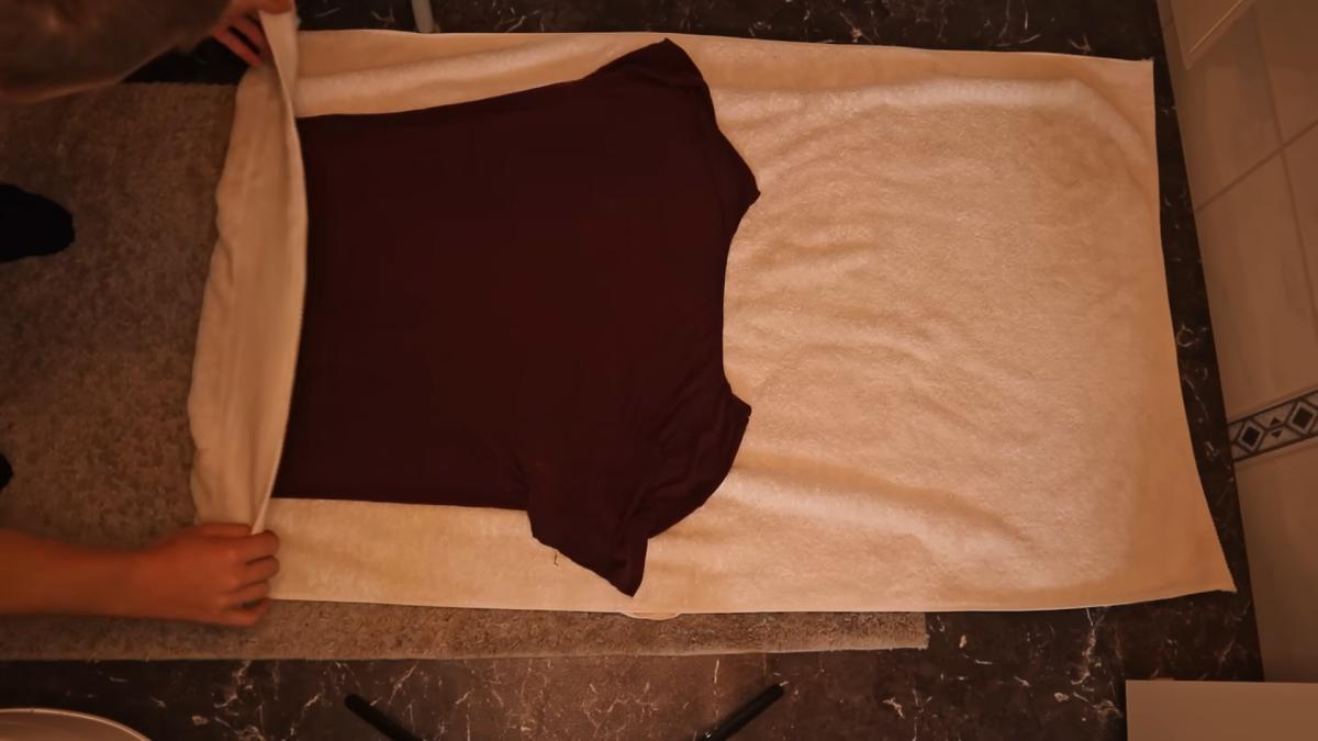 uscati-hainele-in-cinci-minute--fara-uscator-sau-a-le-intinde-in-casa--folosind-metoda-burrito_26714200