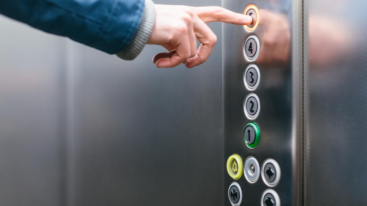 un-roman-din-italia-a-atacat-si-jefuit-o-femeie-in-lift_75028800