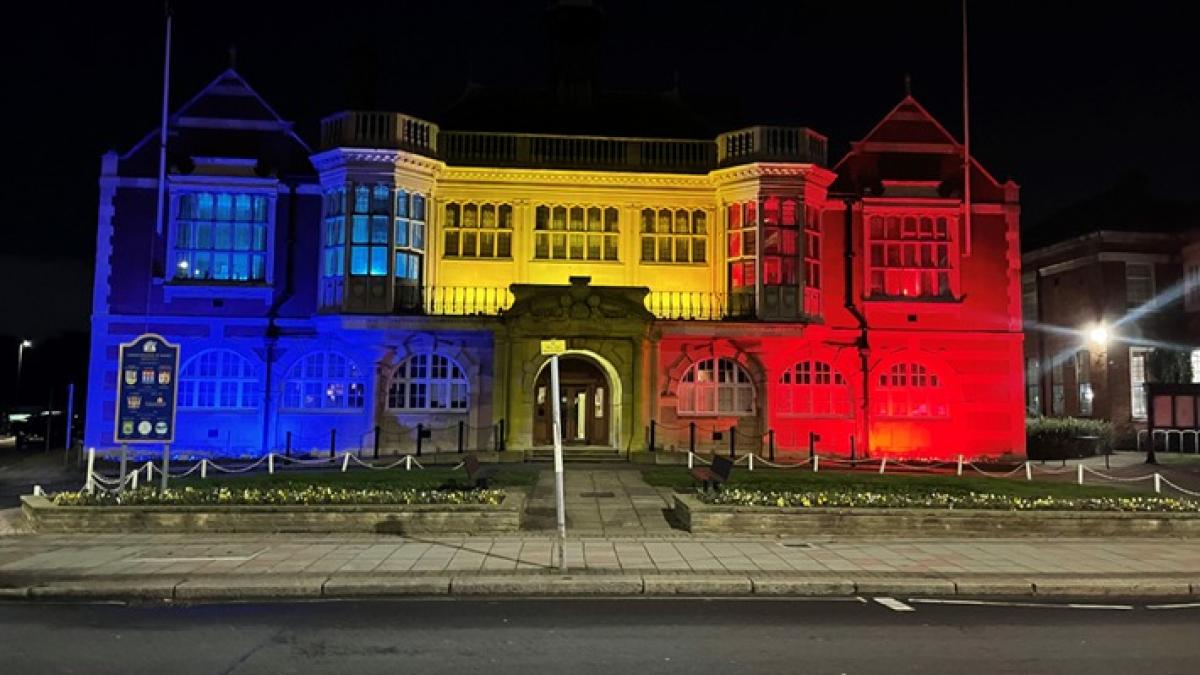 cladirea-hendon-town-hall-din-londra--iluminata-in-culorile-drapelului-romaniei_72502600