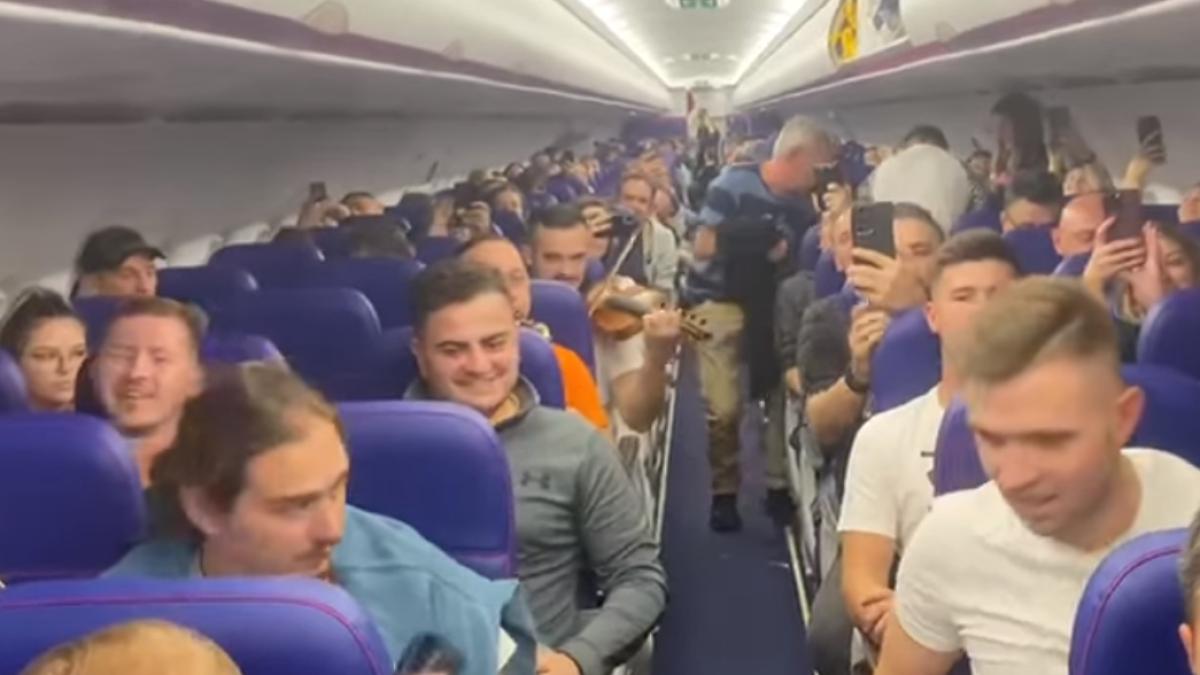 noi-suntem-romani-avion-ziua-nationala_43999300