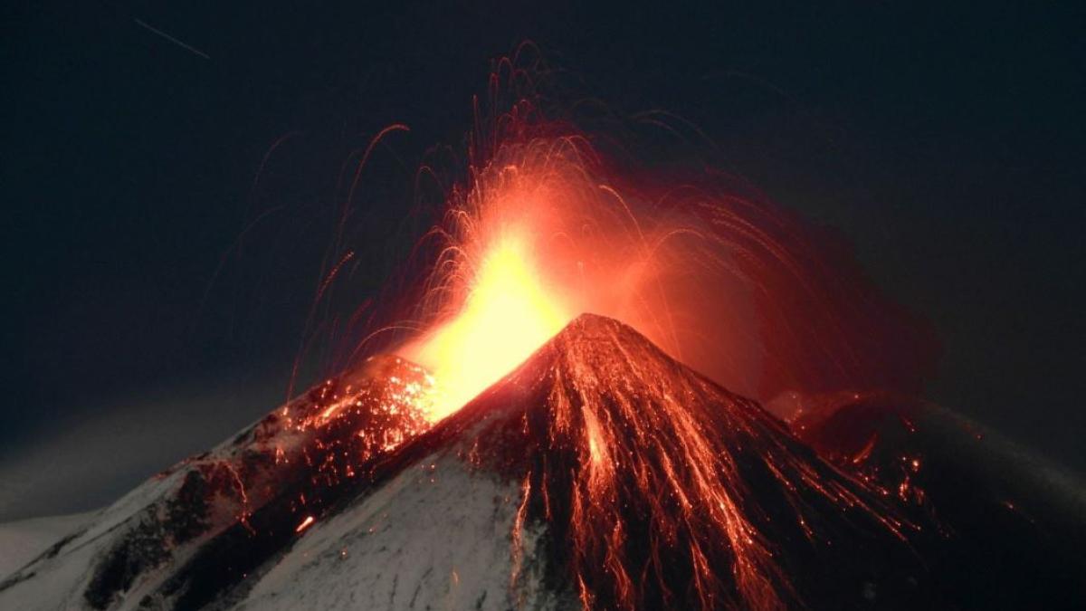 eruptie-spectaculoasa-a-vulcanului-etna--rauri-de-lava-de-peste-300-de-metri--soferii-s-au-oprit-in-trafic-pentru-a-face-poze_22601800