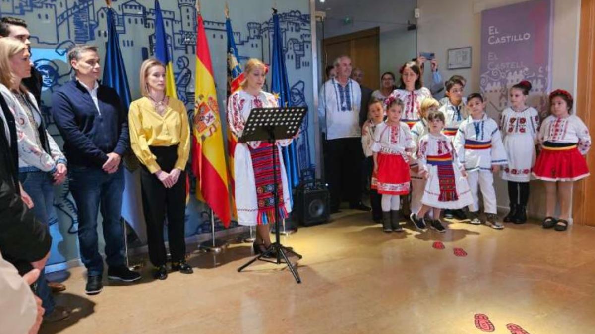 romanii-din-orasul-spaniol-oropesa-del-mar-au-sarbatorit-ziua-nationala-a-romaniei---expozitie-de-costume-populare-si-modele-de-case-traditionale_51310400