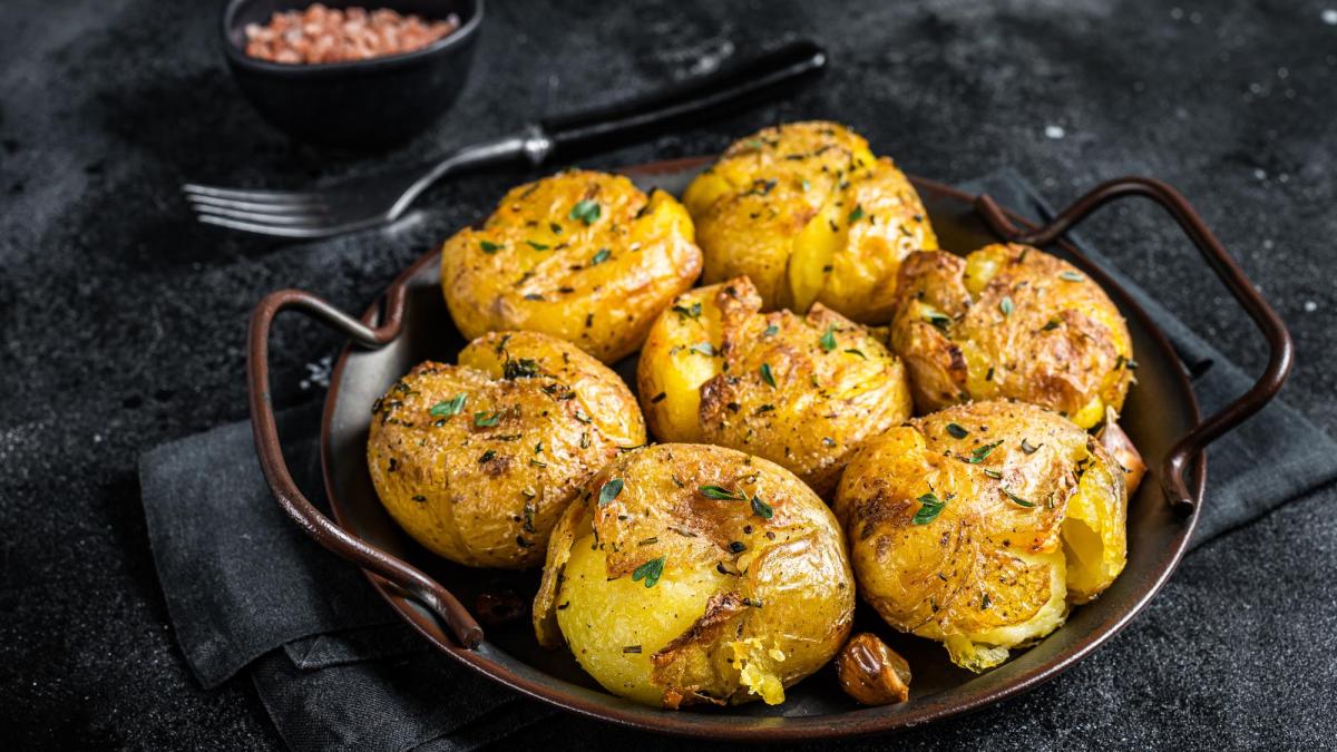 cartofi-copti-cu-salata-de-ton_89777500