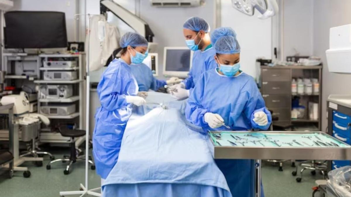 medicii-au-venit-de-acasa-pentru-a-l-salva-pe-tanarul-accidentat-grav-la-raliul-de-la-campulung