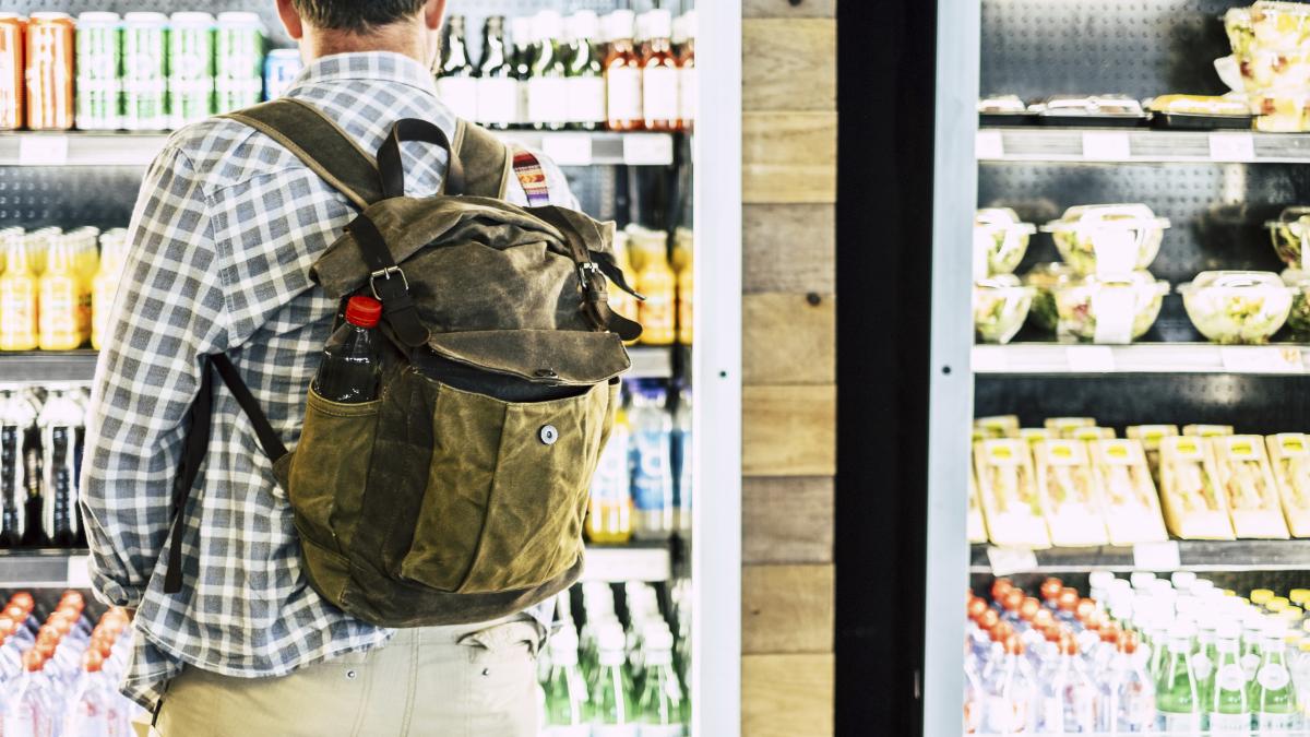 reactia-unui-hot-roman-din-italia--prins-cand-fura-mancare-si-alcool-dintr-un-magazin_32910000