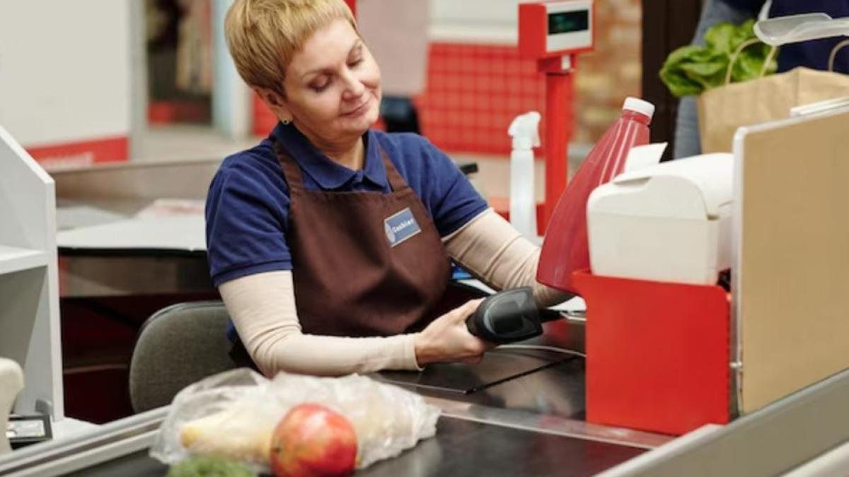 un-lant-de-supermarketuri-prefera-casierii-in-detrimentul-caselor-automat---alegem-inteligenta-umana_48975700