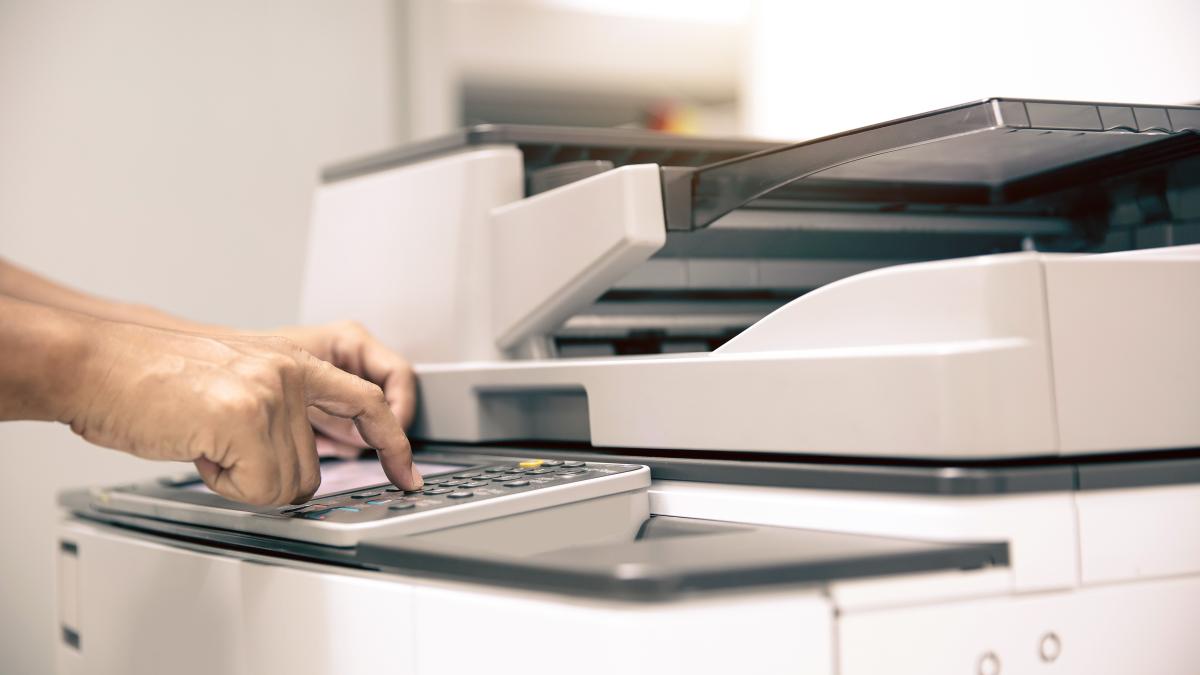 un-roman-si-a-facut-acasa-fabrica-de-permise-de-conducere--buletine-si-acte-de-inmatriculare_00897300