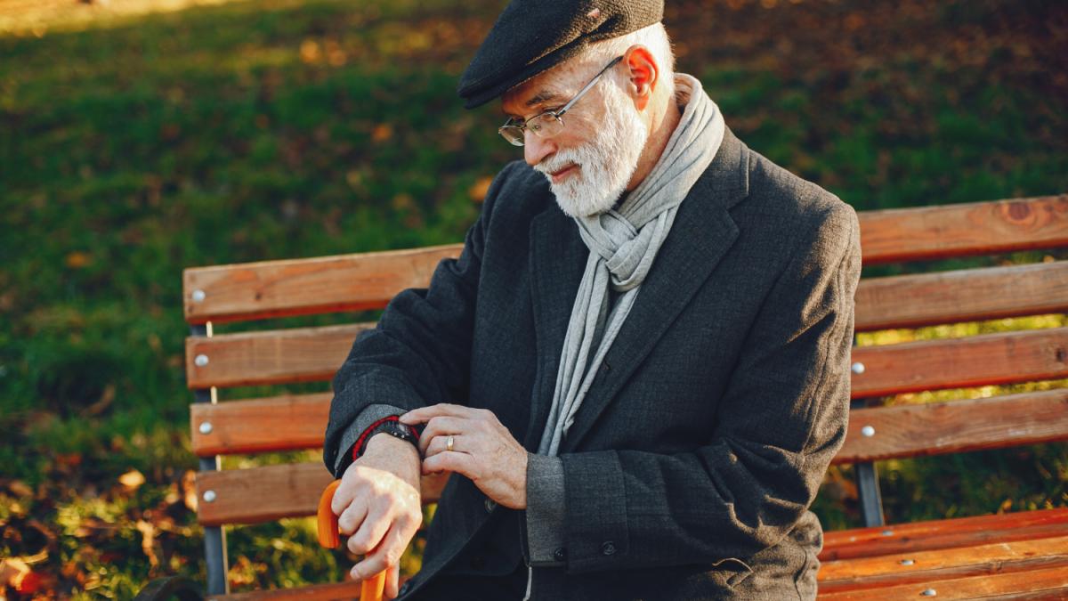elegant-old-man-sunny-autumn-park_43320800