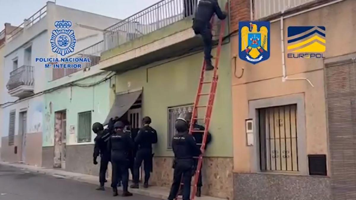 retea-criminala-romaneasca-destructurata-in-spania--zeci-de-fete--ademenite-prin-metoda-prc-e2prc-80prc-9elover-boyprc-e2prc-80prc-9d--exploatate-sexual_82968200