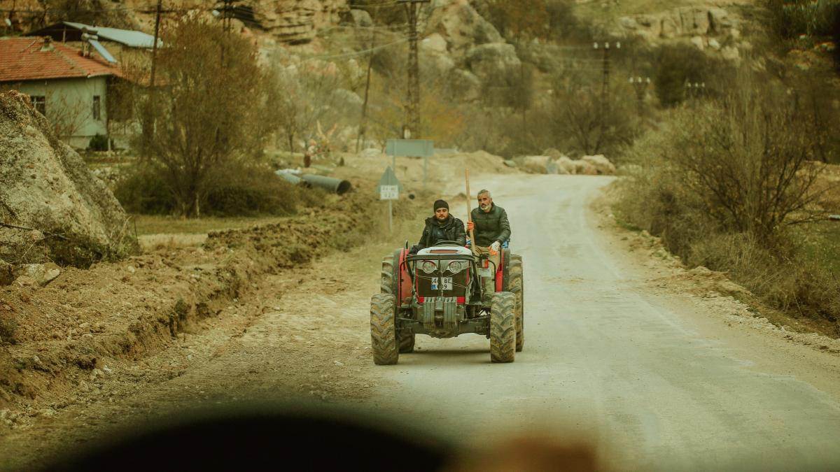 un-roman-si-complicii-sai-au-exploatat-zeci-de-muncitori-pe-campurile-agricole-din-sicilia_22918300