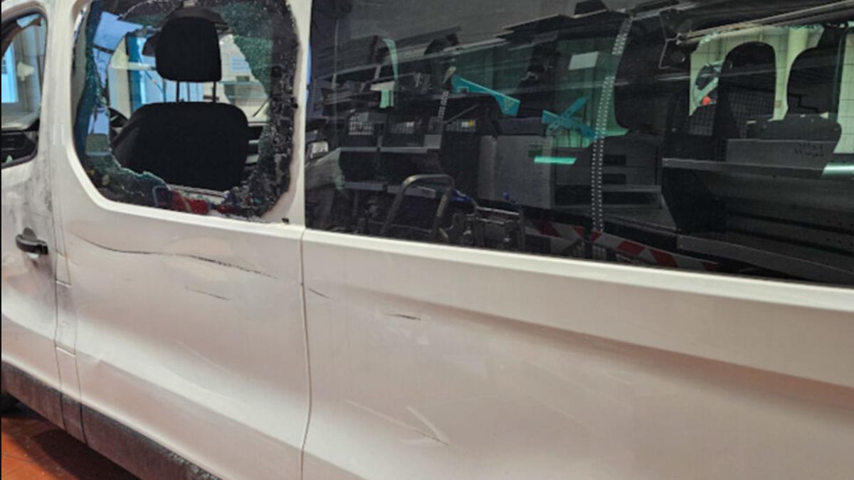 microbuz-romnesc-geam-spart-accident-urmarie--impuscaturi_37252800