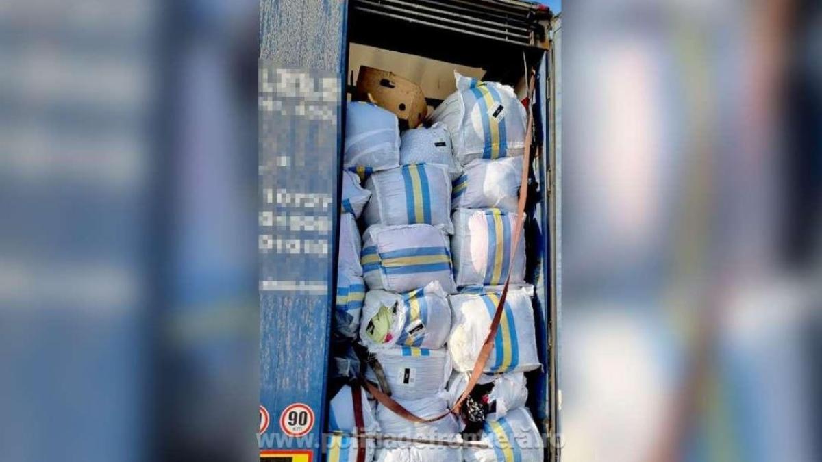 un-camion--plin-cu-incaltaminte-si-haine-second-hand-din-bulgaria--nu-a-fost-lasat-sa-intre-in-romania_77227300
