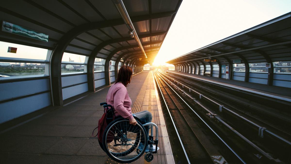 femeie-cu-dizabilitati-gara_09950900