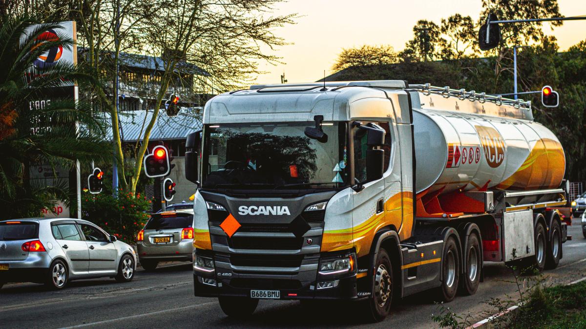 patru-soferi-romani--arestati-in-franta--cei-patru-ar-fi-furat-cateva-sute-de-litri-de-combustibil_10544700