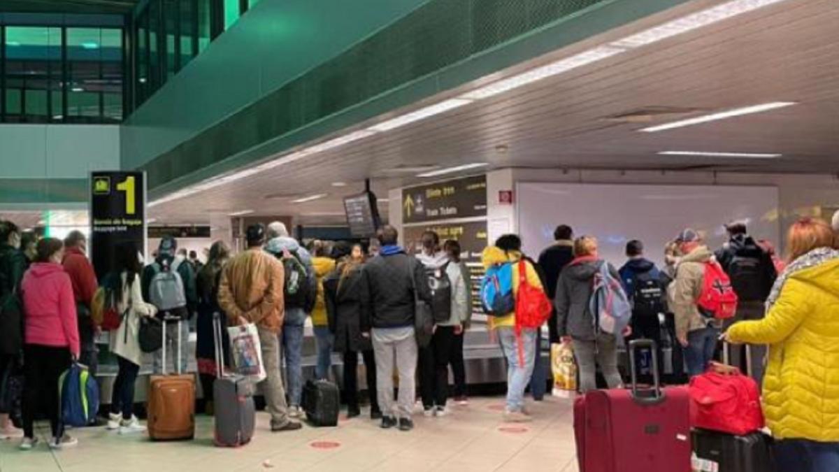 cozi-uriase-pe-otopeni--romanii-care-au-venit-din-strainatate--cu-nervii-la-pamant