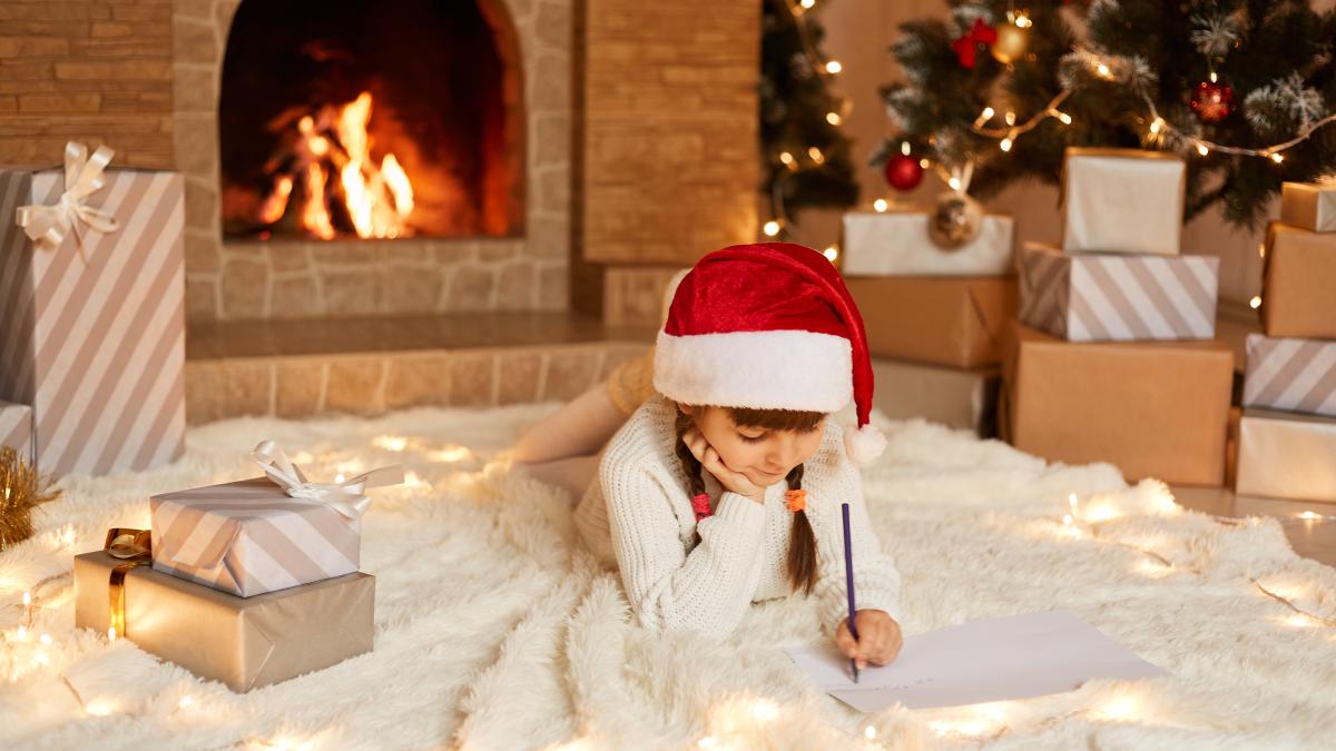 scrisoare-sfasietoare-catre-mos-craciun-a-fetitei-crescuta-de-bunica--cu-mama-plecata-in-strainatate-un-copil-are-nevoie-de-iubirea-parintilor