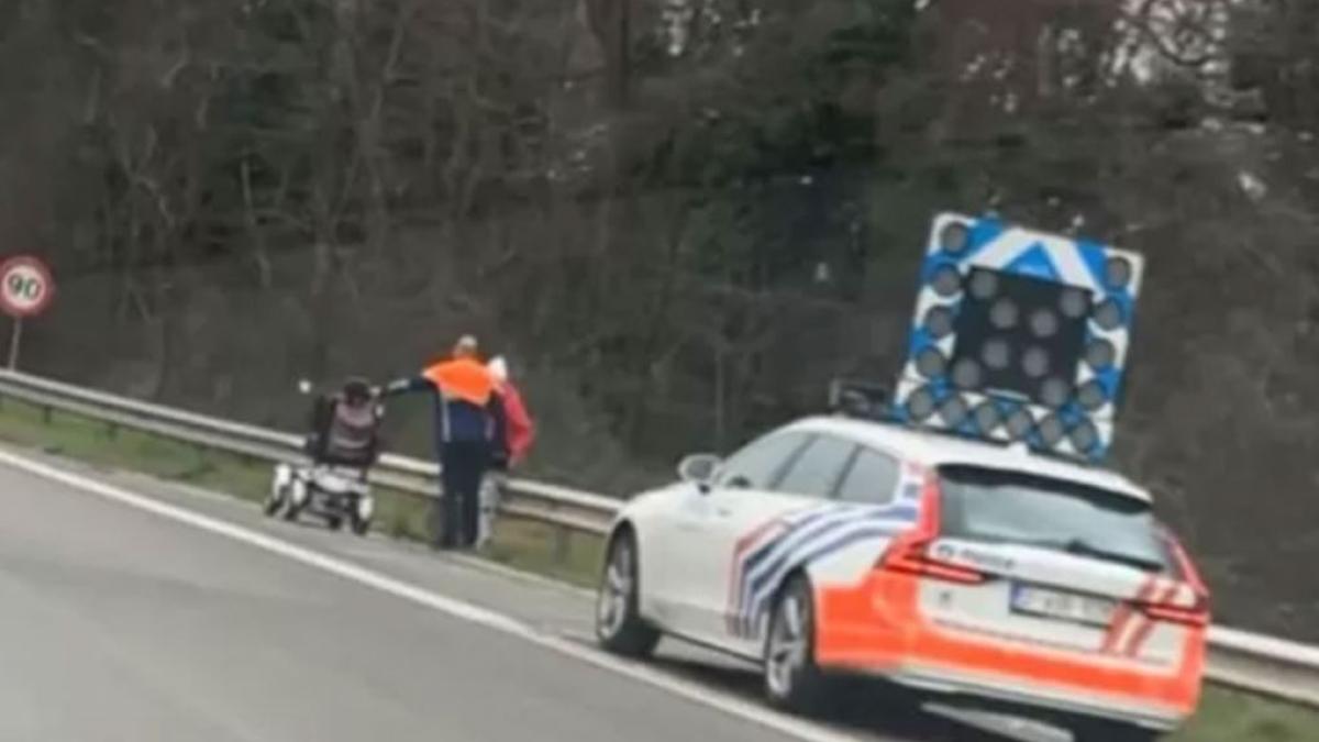 situatie-incredibila-pe-o-autostrada--o-femeie-in-scaun-cu-rotile-calatorea-pe-banda-de-urgenta_23939300