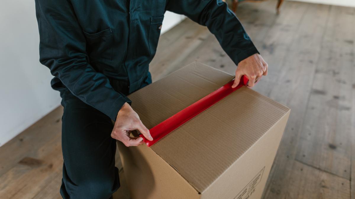 un-curier-roman-din-germania-a-furat-din-coletele-pe-care-trebuia-sa-le-livreze--angajatorul-il-daduse-disparut_22849200